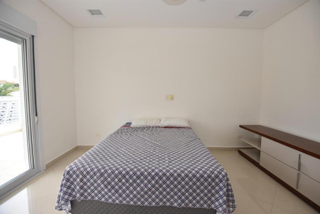 Casa Com Piscina A 150M Da Praia Da Enseada Гуаружа Экстерьер фото