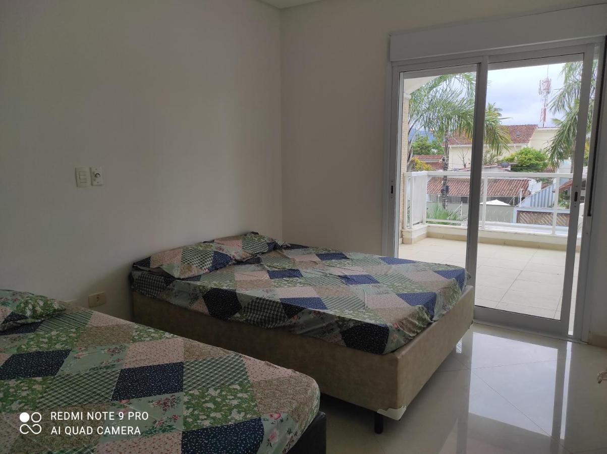 Casa Com Piscina A 150M Da Praia Da Enseada Гуаружа Экстерьер фото