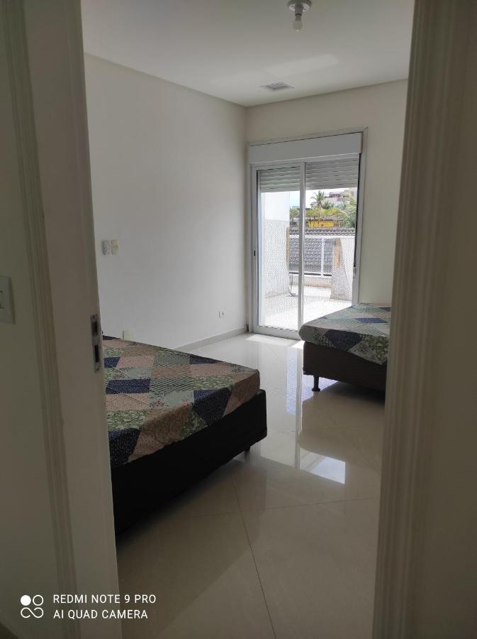 Casa Com Piscina A 150M Da Praia Da Enseada Гуаружа Экстерьер фото